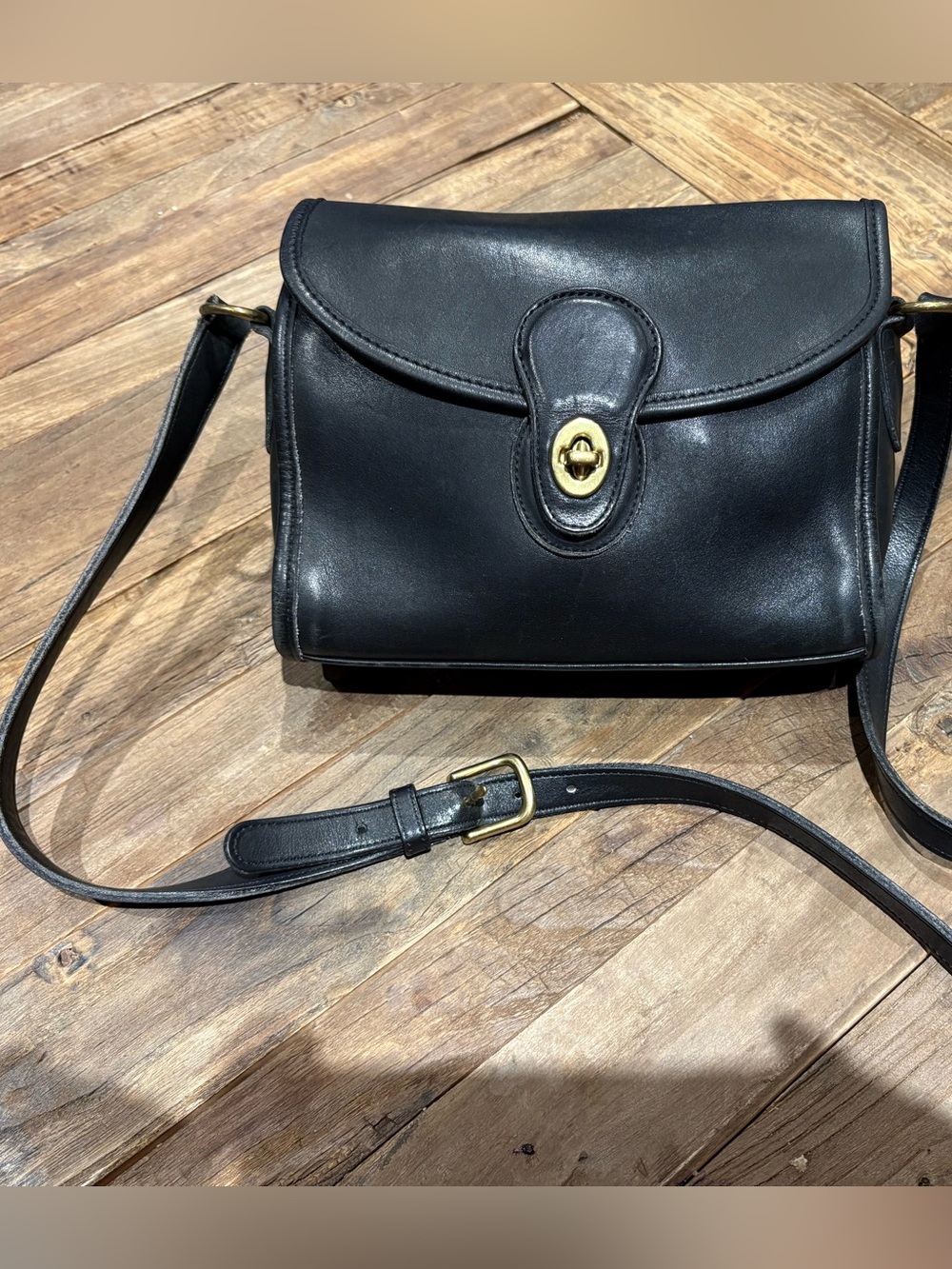 Vintage Coach Devon Crossbody bag 9908 Black Glove Tanned Leather. Turnlock. 90s